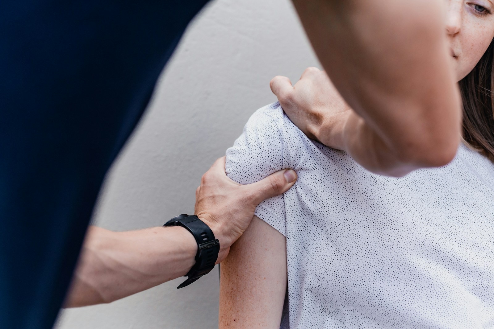 Ostéopathe examinant l'épaule d'une patiente